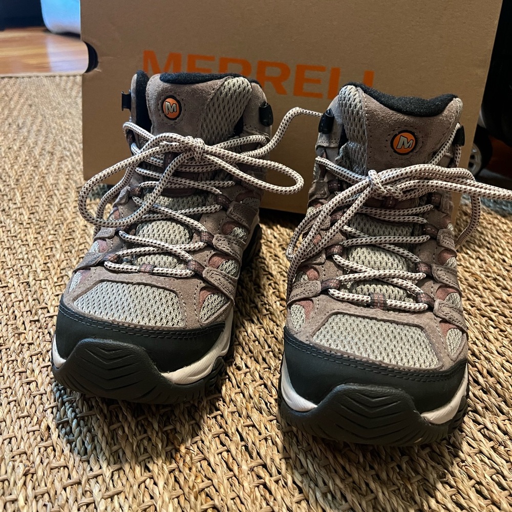 Merrill Women’s Hiking shoes